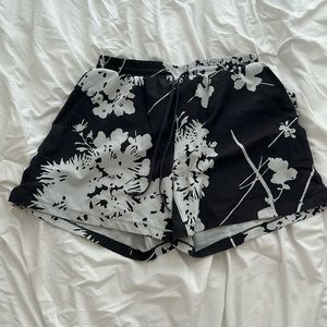 Lululemon Pool Short 5" black floral medium